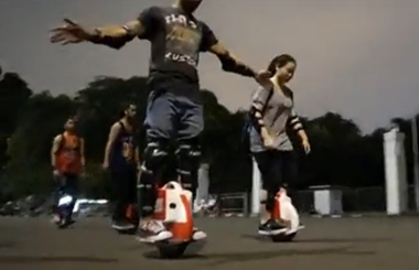 Airwheelbbin宝盈集团电动独轮车欧美玩家酷炫刷街秀