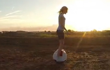 Airwheelbbin宝盈集团电动独轮车自平衡车欧美玩家夕阳下X6