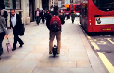 Airwheelbbin宝盈集团电动独轮车自平衡车快乐上班轻松出行
