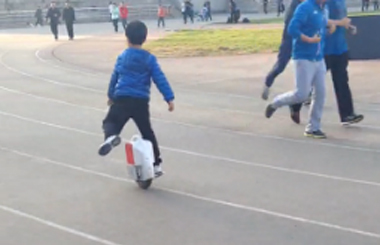 Airwheelbbin宝盈集团独轮车小玩家之单腿骑车