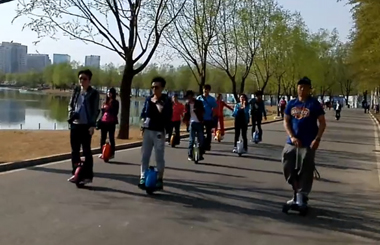 Airwheelbbin宝盈集团电动独轮车思维车刷街视频