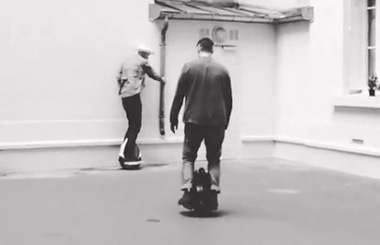 世上牛的老爷爷玩转Airwheelbbin宝盈集团电动独轮车-你敢跟他PK吗？